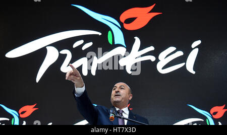 Berlin, Deutschland. 8. März 2017. Der türkische Außenminister Mevlüt Cavusoglu auf der Tourismus-Messe ITB zeigen in Berlin, Deutschland, 8. März 2017. Cavusoglu hatte zuvor mit seinem deutschen Amtskollegen Sigmar Gabriel zu Gesprächen getroffen. Foto: Michael Kappeler/Dpa/Alamy Live News Stockfoto