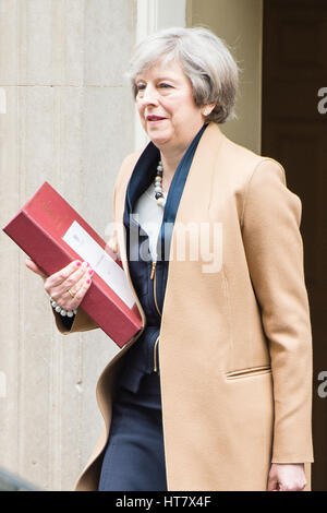 London, UK. 8. März 2017. Premierminister Theresa Mai verlässt 10 Downing Street vor dem Budget-2017-London. Bildnachweis: Alan D West/Alamy Live-Nachrichten Stockfoto