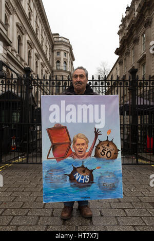 London, UK. 8. März 2017. Satirische Künstler, Kaya Mar außerhalb Downing Street mit seinen neuen Haushalt Tag Malerei des Kanzlers, Philip Hammond Credit: Vickie Flores/Alamy Live News Stockfoto