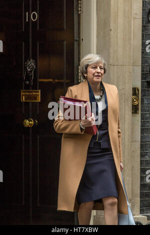 London, UK. 8. März 2017. Theresa kann Nr. 10 Blätter Metalbands der Kabinettssitzung in Richtung Parlament vor bis zum letzten immer Frühling Budget. Bildnachweis: David Rowe/Alamy Live-Nachrichten Stockfoto