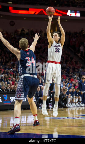 Las Vegas, NV, USA. 7. März 2017. A. Gonzaga nach vorn Zach Collins (32) nehmen einen Weitsprung gedreht während der NCAA West Coast Conference Männer Basketball Turnier Meisterschaft zwischen Gonzaga Bulldogs und heiliges Marys Gaels 74-56 in Orleans Arena Las Vegas, NV zu gewinnen. Thurman James/CSM/Alamy Live-Nachrichten Stockfoto