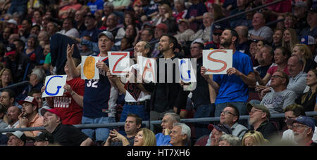 Las Vegas, NV, USA. 7. März 2017. A. Gonzaga Bulldogs Fans während der NCAA West Coast Conference Herren-Basketball-Turnier-Meisterschaft zwischen Gonzaga Bulldogs und heiliges Marys Gaels 74 56 Sieg bei Orleans Arena in Las Vegas, NV. Thurman James/CSM/Alamy Live-Nachrichten Stockfoto