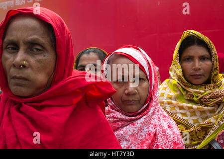 Dhaka, Bangladesch. 8. März 2017. Bangladesch-Aktivisten und Textilarbeiterinnen besuchen eine Kundgebung vor dem National Press Club beim Internationalen Frauentag in Dhaka, Bangladesch am 8. März 2017. Mehrere Frauen Organisation verlangte Gleichbehandlung, Verbesserung der Arbeitsbedingungen Sicherheit und Maßnahmen zur Bekämpfung von Gewalt gegen Frauen. Bildnachweis: Zakir Hossain Chowdhury Zakir/Alamy Live-Nachrichten Stockfoto