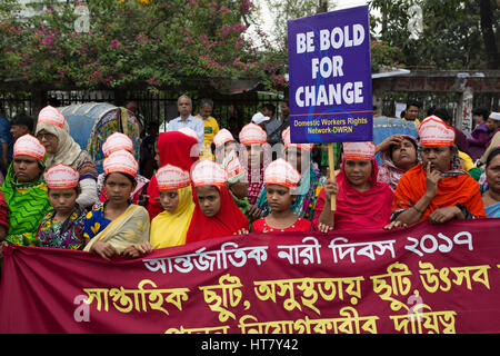 Dhaka, Bangladesch. 8. März 2017. Bangladesch-Aktivisten und Textilarbeiterinnen besuchen eine Kundgebung vor dem National Press Club beim Internationalen Frauentag in Dhaka, Bangladesch am 8. März 2017. Mehrere Frauen Organisation verlangte Gleichbehandlung, Verbesserung der Arbeitsbedingungen Sicherheit und Maßnahmen zur Bekämpfung von Gewalt gegen Frauen. Bildnachweis: Zakir Hossain Chowdhury Zakir/Alamy Live-Nachrichten Stockfoto