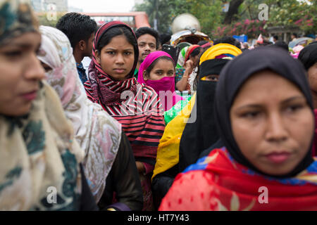 Dhaka, Bangladesch. 8. März 2017. Bangladesch-Aktivisten und Textilarbeiterinnen besuchen eine Kundgebung vor dem National Press Club beim Internationalen Frauentag in Dhaka, Bangladesch am 8. März 2017. Mehrere Frauen Organisation verlangte Gleichbehandlung, Verbesserung der Arbeitsbedingungen Sicherheit und Maßnahmen zur Bekämpfung von Gewalt gegen Frauen. Bildnachweis: Zakir Hossain Chowdhury Zakir/Alamy Live-Nachrichten Stockfoto