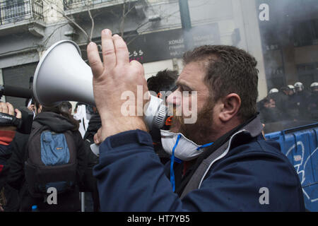 Athen, Griechenland. 8. März 2017. Bauern schreien Slogans gegen die Regierung. Kretische Bauern versammelten sich vor dem Landwirtschaftsministerium zu protestieren über Reformen und Steuererhöhungen. Bildnachweis: Nikolas Georgiou/ZUMA Draht/Alamy Live-Nachrichten Stockfoto