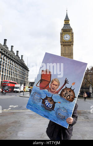 London, UK. 8. März 2017. Satirische Künstler, Kaya Mar, in Parliament Square gesehen trägt ein aktuelles Gemälde zeigt den Kanzler des Finanzministeriums, Philip Hammond, der das neue Budget heute vorgestellt. Bildnachweis: Stephen Chung/Alamy Live-Nachrichten Stockfoto