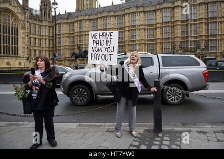 London, UK.  8. März 2017.  Frauen nehmen Teil an einer WASPI-Rallye am internationalen Frauentag.  Frauen gegen staatliche Rente Ungleichheit, eine Kampagnengruppe, die das Unrecht getan, um Frauen, die in den 1950er Jahren (am oder nach dem 6. April 1951) über die Änderungen auf ihr Renteneintrittsalter geboren kämpft versammelten sich außerhalb des Parlaments um ihre Abgeordneten für Reformen der staatlichen Altersversorgung lobby. Bildnachweis: Stephen Chung / Alamy Live News Stockfoto