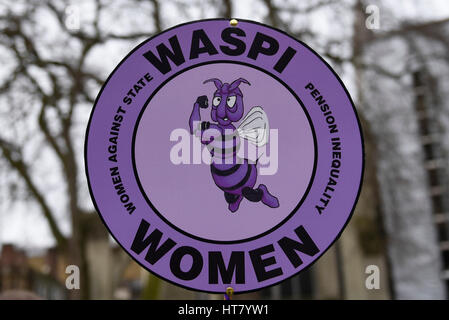 London, UK.  8. März 2017.  Frauen nehmen Teil an einer WASPI-Rallye am internationalen Frauentag.  Frauen gegen staatliche Rente Ungleichheit, eine Kampagnengruppe, die das Unrecht getan, um Frauen, die in den 1950er Jahren (am oder nach dem 6. April 1951) über die Änderungen auf ihr Renteneintrittsalter geboren kämpft versammelten sich außerhalb des Parlaments um ihre Abgeordneten für Reformen der staatlichen Altersversorgung lobby. Bildnachweis: Stephen Chung / Alamy Live News Stockfoto