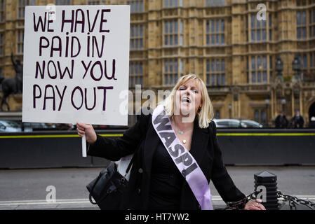 London, UK.  8. März 2017.  Frauen nehmen Teil an einer WASPI-Rallye am internationalen Frauentag.  Frauen gegen staatliche Rente Ungleichheit, eine Kampagnengruppe, die das Unrecht getan, um Frauen, die in den 1950er Jahren (am oder nach dem 6. April 1951) über die Änderungen auf ihr Renteneintrittsalter geboren kämpft versammelten sich außerhalb des Parlaments um ihre Abgeordneten für Reformen der staatlichen Altersversorgung lobby. Bildnachweis: Stephen Chung / Alamy Live News Stockfoto