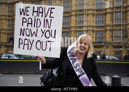 London, UK.  8. März 2017.  Frauen nehmen Teil an einer WASPI-Rallye am internationalen Frauentag.  Frauen gegen staatliche Rente Ungleichheit, eine Kampagnengruppe, die das Unrecht getan, um Frauen, die in den 1950er Jahren (am oder nach dem 6. April 1951) über die Änderungen auf ihr Renteneintrittsalter geboren kämpft versammelten sich außerhalb des Parlaments um ihre Abgeordneten für Reformen der staatlichen Altersversorgung lobby. Bildnachweis: Stephen Chung / Alamy Live News Stockfoto