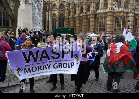 London, UK.  8. März 2017.  Frauen nehmen Teil an einer WASPI-Rallye am internationalen Frauentag.  Frauen gegen staatliche Rente Ungleichheit, eine Kampagnengruppe, die das Unrecht getan, um Frauen, die in den 1950er Jahren (am oder nach dem 6. April 1951) über die Änderungen auf ihr Renteneintrittsalter geboren kämpft versammelten sich außerhalb des Parlaments um ihre Abgeordneten für Reformen der staatlichen Altersversorgung lobby. Bildnachweis: Stephen Chung / Alamy Live News Stockfoto