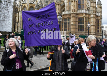 London, UK.  8. März 2017.  Frauen nehmen Teil an einer WASPI-Rallye am internationalen Frauentag.  Frauen gegen staatliche Rente Ungleichheit, eine Kampagnengruppe, die das Unrecht getan, um Frauen, die in den 1950er Jahren (am oder nach dem 6. April 1951) über die Änderungen auf ihr Renteneintrittsalter geboren kämpft versammelten sich außerhalb des Parlaments um ihre Abgeordneten für Reformen der staatlichen Altersversorgung lobby. Bildnachweis: Stephen Chung / Alamy Live News Stockfoto