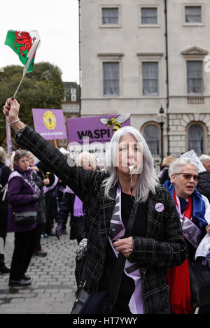 London, UK.  8. März 2017.  Frauen nehmen Teil an einer WASPI-Rallye am internationalen Frauentag.  Frauen gegen staatliche Rente Ungleichheit, eine Kampagnengruppe, die das Unrecht getan, um Frauen, die in den 1950er Jahren (am oder nach dem 6. April 1951) über die Änderungen auf ihr Renteneintrittsalter geboren kämpft versammelten sich außerhalb des Parlaments um ihre Abgeordneten für Reformen der staatlichen Altersversorgung lobby. Bildnachweis: Stephen Chung / Alamy Live News Stockfoto