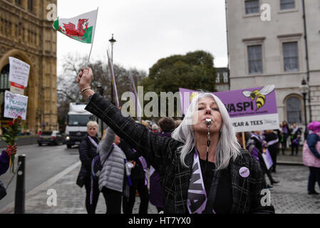 London, UK.  8. März 2017.  Frauen nehmen Teil an einer WASPI-Rallye am internationalen Frauentag.  Frauen gegen staatliche Rente Ungleichheit, eine Kampagnengruppe, die das Unrecht getan, um Frauen, die in den 1950er Jahren (am oder nach dem 6. April 1951) über die Änderungen auf ihr Renteneintrittsalter geboren kämpft versammelten sich außerhalb des Parlaments um ihre Abgeordneten für Reformen der staatlichen Altersversorgung lobby. Bildnachweis: Stephen Chung / Alamy Live News Stockfoto