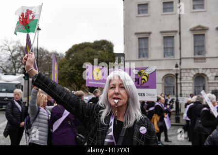 London, UK.  8. März 2017.  Frauen nehmen Teil an einer WASPI-Rallye am internationalen Frauentag.  Frauen gegen staatliche Rente Ungleichheit, eine Kampagnengruppe, die das Unrecht getan, um Frauen, die in den 1950er Jahren (am oder nach dem 6. April 1951) über die Änderungen auf ihr Renteneintrittsalter geboren kämpft versammelten sich außerhalb des Parlaments um ihre Abgeordneten für Reformen der staatlichen Altersversorgung lobby. Bildnachweis: Stephen Chung / Alamy Live News Stockfoto