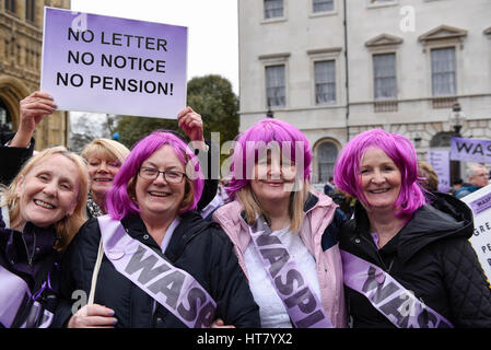 London, UK.  8. März 2017.  Frauen nehmen Teil an einer WASPI-Rallye am internationalen Frauentag.  Frauen gegen staatliche Rente Ungleichheit, eine Kampagnengruppe, die das Unrecht getan, um Frauen, die in den 1950er Jahren (am oder nach dem 6. April 1951) über die Änderungen auf ihr Renteneintrittsalter geboren kämpft versammelten sich außerhalb des Parlaments um ihre Abgeordneten für Reformen der staatlichen Altersversorgung lobby. Bildnachweis: Stephen Chung / Alamy Live News Stockfoto