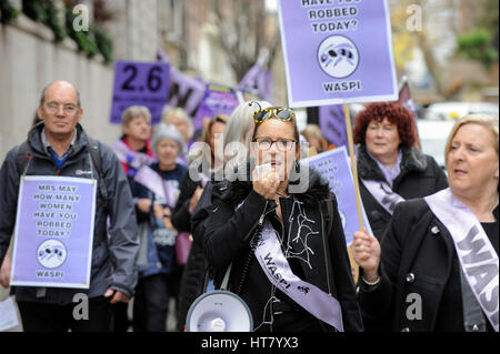 London, UK.  8. März 2017.  Frauen nehmen Teil an einer WASPI-Rallye am internationalen Frauentag.  Frauen gegen staatliche Rente Ungleichheit, eine Kampagnengruppe, die das Unrecht getan, um Frauen, die in den 1950er Jahren (am oder nach dem 6. April 1951) über die Änderungen auf ihr Renteneintrittsalter geboren kämpft versammelten sich außerhalb des Parlaments um ihre Abgeordneten für Reformen der staatlichen Altersversorgung lobby. Bildnachweis: Stephen Chung / Alamy Live News Stockfoto