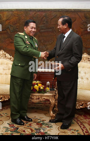 Phnom Peng, Kambodscha. 8. März 2017. Cambodian Defense Minister gen. Tea Banh (R) schüttelt Hände mit Senior General Min Aung Hlaing, Oberbefehlshaber der Myanmar Defense Services, in Phnom Penh, Kambodscha, 8. März 2017. Gen Tea Banh trafen sich mit General Min Aung Hlaing am Mittwoch, Verteidigung und Sicherheit Zusammenarbeit zu diskutieren. Bildnachweis: Sovannara/Xinhua/Alamy Live-Nachrichten Stockfoto