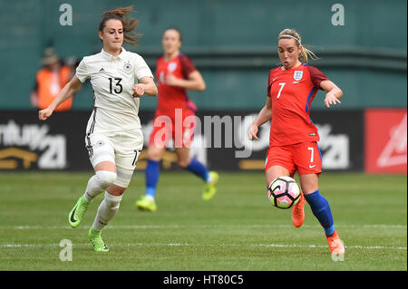 Washington DC, USA. 7. März 2017. Englands Jordan Nobbs (7) Schlachten Deutschlands Sara Dabritz (13) während des Spiels zwischen der Frauen Nationalmannschaften von Deutschland und England am SheBelieves Cup im RFK Stadium in Washington DC. Deutschland gewann das Spiel 1: 0. John Middlebrook/CSM/Alamy Live-Nachrichten Stockfoto