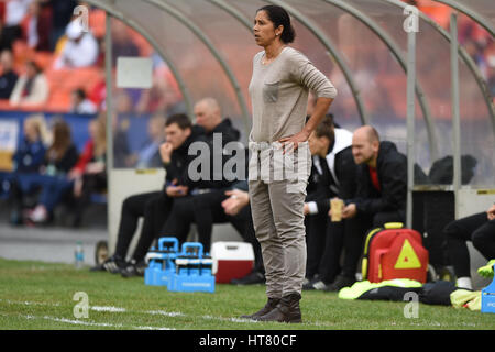 Washington DC, USA. 7. März 2017. Deutschlands Trainer Steffi Jones Uhren aus der Seitenlinie während des Spiels zwischen der Frauen Nationalmannschaften von Deutschland und England am SheBelieves Cup im RFK Stadium in Washington DC. Deutschland gewann das Spiel 1: 0. John Middlebrook/CSM/Alamy Live-Nachrichten Stockfoto