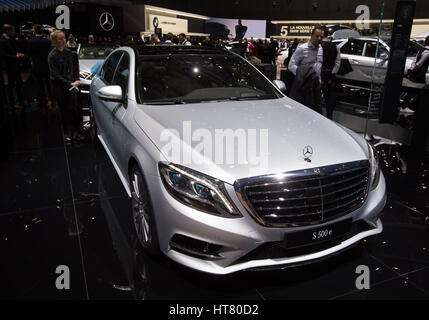 Genf, Schweiz. 8. März 2017. Ein Mercedes S500e wird am zweiten Pressetag der 87. International Motor Show in Genf, Schweiz, am 8. März 2017 gesehen. Bildnachweis: Xu Jinquan/Xinhua/Alamy Live-Nachrichten Stockfoto