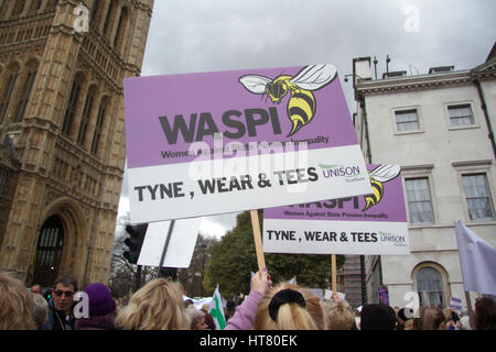 London, Großbritannien. 8. März Hunderte Frauen von waspi Frauen gegen staatliche Rente Ungleichheit gekleidet in traditionelle Lila, außerhalb des Parlaments auf den Internationalen versammelt, um gegen die Ungerechtigkeit, die Frauen in den 50er geboren, s (am oder nach dem 6. April 1951) in Bezug auf die Änderungen an ihrer staatlichen Rente Kredit: Amer ghazzal/Alamy Leben Nachrichten zu demonstrieren Stockfoto
