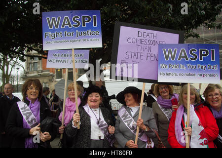 London, Großbritannien. 8. März Hunderte Frauen von waspi Frauen gegen staatliche Rente Ungleichheit gekleidet in traditionelle Lila, außerhalb des Parlaments auf den Internationalen versammelt, um gegen die Ungerechtigkeit, die Frauen in den 50er geboren, s (am oder nach dem 6. April 1951) in Bezug auf die Änderungen an ihrer staatlichen Rente Kredit: Amer ghazzal/Alamy Leben Nachrichten zu demonstrieren Stockfoto
