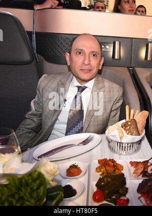 Berlin, Deutschland. 8. März 2017. Akbar Al Baker, CEO von Qatar Airways Group (l, sitzen in den Luxus-Maschinen einer der sein Handwerk auf der internationalen Tourismus Trade Fair (ITB) in Berlin, Deutschland, 8. März 2017. Foto: Bernd Settnik/Dpa-Zentralbild/ZB/Dpa/Alamy Live News Stockfoto