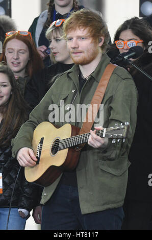 New York, USA. 8. März 2017. Ed Sheeran führt auf die Citi-Konzertreihe auf heute auf Rockefeller Plaza am 8. März 2017 in New York City. Bildnachweis: MediaPunch Inc/Alamy Live-Nachrichten Stockfoto
