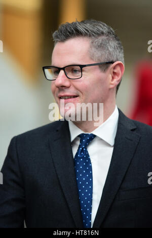 Edinburgh, Schottland. 8. März 2017. Kredit-Scottish Finance Sekretär Derek Mackay macht seinen Weg in die Lobby des schottischen Parlaments, Journalisten, seine Reaktion auf die UK Budget einzuräumen: Ken Jack/Alamy Live News Stockfoto