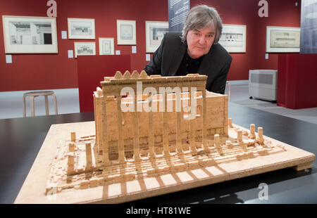 Dieter Coellen zeigt seine Kork-Modell des Tempel des Bel im Rahmen der Sonderausstellung "Palmyra. War Bleibt? Syrer Zerstoertes Erbe "(lt." Palmyra. Was bleibt? Syrien ist Erbe zerstört) im August Kestner Museum (MAK) in Hannover, 8. März 2017. Die Sonderausstellung zeigt Zeichnungen des Palmira des französischen Künstlers Louis François Cassas zwischen 1785 und libanesischen Fotografen Joseph Eid. Der Terror-Gruppe islamischer Staat hat die UNESCO World Heritage Site weitgehend zerstört. Foto: Julian Stratenschulte/dpa Stockfoto