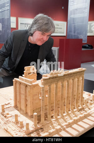 Dieter Coellen zeigt seine Kork-Modell des Tempel des Bel im Rahmen der Sonderausstellung "Palmyra. War Bleibt? Syrer Zerstoertes Erbe "(lt." Palmyra. Was bleibt? Syrien ist Erbe zerstört) im August Kestner Museum (MAK) in Hannover, 8. März 2017. Die Sonderausstellung zeigt Zeichnungen des Palmira des französischen Künstlers Louis François Cassas zwischen 1785 und libanesischen Fotografen Joseph Eid. Der Terror-Gruppe islamischer Staat hat die UNESCO World Heritage Site weitgehend zerstört. Foto: Julian Stratenschulte/dpa Stockfoto