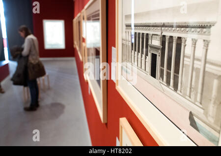 Zeichnungen des Bel Tempels des französischen Künstlers Louis François Cassas im Rahmen der Sonderausstellung "Palmyra. War Bleibt? Syrer Zerstoertes Erbe "(lt." Palmyra. Was bleibt? Syrien ist Erbe zerstört) im August Kestner Museum (MAK) in Hannover, 8. März 2017. Die Sonderausstellung zeigt Zeichnungen des Palmira des französischen Künstlers Louis François Cassas zwischen 1785 und libanesischen Fotografen Joseph Eid. Der Terror-Gruppe islamischer Staat hat die UNESCO World Heritage Site weitgehend zerstört. Foto: Julian Stratenschulte/dpa Stockfoto