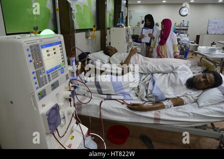 Dhaka, Bangladesch. 8. März 2017. Bangladeshi Dialysepatienten immer Blut gereinigt durch Dialyse-Maschine am nationalen Institut der Nierenerkrankungen und Urologie in Dhaka, Bangladesch. Am 8. März 2017-Credit: Mamunur Rashid/Alamy Live-Nachrichten Stockfoto