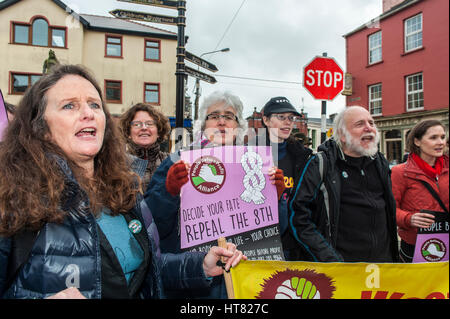 Skibbereen, Irland. 8. März 2017. Zeitgleich mit dem internationalen Frauentag, versammelten sich eine Gruppe von Aktivisten aus West Cork Menschen vor dem Profit Alliance in Skibbereen Altstädter Ring zum protest gegen die achte Änderung.  Die achte Änderung der Beschaffenheit von Irland gab ausdrückliche Anerkennung für das Recht auf das Leben eines ungeborenen Kindes, im Wesentlichen ein Verbot der Abtreibung in Irland. © Andy Gibson/Alamy Live-Nachrichten. Stockfoto