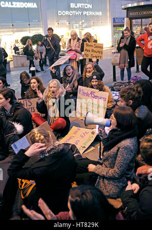 Brighton, UK. 8. März 2017. Mitglieder des Schwestern Uncut Brighton halten eine hinsetzen Protest in der Innenstadt in Solidarität mit der International Strike Frauenbewegung um Kürzungen zu häuslicher Gewalt Dienstleistungen hervorzuheben. Der Protest fand am selben Tag als Kanzler Phillip Hammonds Haushaltsrede Credit: Simon Dack/Alamy Live News Stockfoto