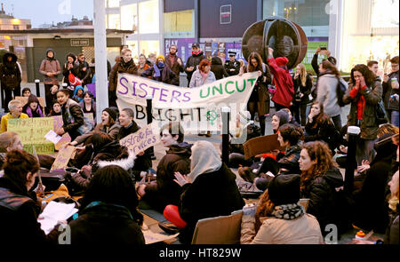 Brighton, UK. 8. März 2017. Mitglieder des Schwestern Uncut Brighton halten eine hinsetzen Protest in der Innenstadt in Solidarität mit der International Strike Frauenbewegung um Kürzungen zu häuslicher Gewalt Dienstleistungen hervorzuheben. Der Protest fand am selben Tag als Kanzler Phillip Hammonds Haushaltsrede Credit: Simon Dack/Alamy Live News Stockfoto