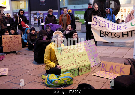 Brighton, UK. 8. März 2017. Mitglieder des Schwestern Uncut Brighton halten eine hinsetzen Protest in der Innenstadt in Solidarität mit der International Strike Frauenbewegung um Kürzungen zu häuslicher Gewalt Dienstleistungen hervorzuheben. Der Protest fand am selben Tag als Kanzler Phillip Hammonds Haushaltsrede Credit: Simon Dack/Alamy Live News Stockfoto