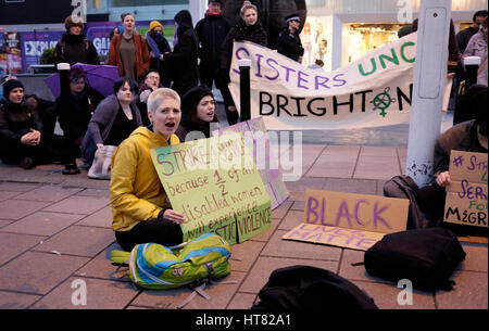 Brighton, UK. 8. März 2017. Mitglieder des Schwestern Uncut Brighton halten eine hinsetzen Protest in der Innenstadt in Solidarität mit der International Strike Frauenbewegung um Kürzungen zu häuslicher Gewalt Dienstleistungen hervorzuheben. Der Protest fand am selben Tag als Kanzler Phillip Hammonds Haushaltsrede Credit: Simon Dack/Alamy Live News Stockfoto