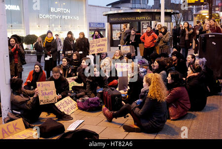 Brighton, UK. 8. März 2017. Mitglieder des Schwestern Uncut Brighton halten eine hinsetzen Protest in der Innenstadt in Solidarität mit der International Strike Frauenbewegung um Kürzungen zu häuslicher Gewalt Dienstleistungen hervorzuheben. Der Protest fand am selben Tag als Kanzler Phillip Hammonds Haushaltsrede Credit: Simon Dack/Alamy Live News Stockfoto