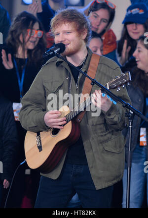 New York, USA. 8. März 2017. Ed Sheeran führt 8. März 2017 auf NBC "Today" am Rockefeller Plaza in New York City. Bildnachweis: Erik Pendzich/Alamy Live-Nachrichten Stockfoto