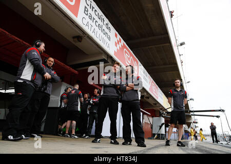 Barcelona, Spanien. 8. März 2017. Mechaniker Haas: Cronos/Hasan Bratic Bildnachweis: Cronos Foto/Alamy Live-Nachrichten Stockfoto