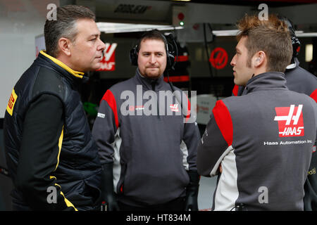 Barcelona, Spanien. 8. März 2017. Haas Mechaniker Mit Pirelli Ingenieur Foto: Cronos/Hasan Bratic Credit: Cronos Foto/Alamy Live News Stockfoto