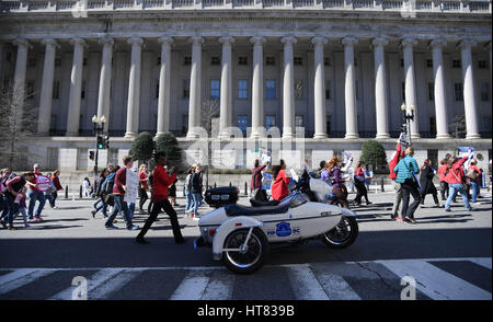 Washington, USA. 8. März 2017. Hunderte von Menschen besuchen einen Protest und marschieren gegen US-Präsident Donald Trump globale Knebel Regel in Washington, DC, USA, am 8. März 2017. Im Januar unterzeichneten Trump eine Ausführungsverordnung--die globale Knebel Regel Verbot Finanzierung für amerikanischen Nichtregierungs-Organisationen, die Abtreibung Initiativen weltweit zu unterstützen. Bildnachweis: Yin Bogu/Xinhua/Alamy Live-Nachrichten Stockfoto