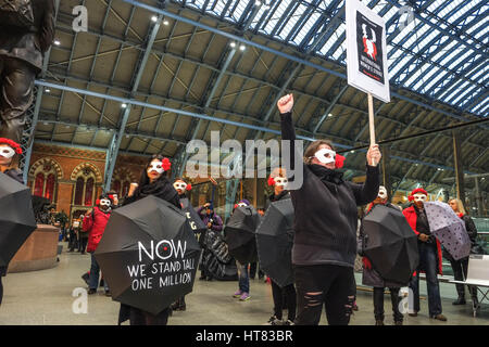 London, UK. 8. März 2017. Frauen aus Protest group Women Strike UK und polnischen Feministinnen protestieren am Bahnhof St Pancras gegen Gewalt, Armut, Diskriminierung, Ausbeutung gegenüber Frauen zu protestieren. Sie haben Zeit abgenommen von Erwerbsarbeit zu protestieren. Bildnachweis: Claire Doherty/Alamy Live News Stockfoto