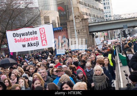 Wroclaw, Polen. 8. März 2017. Womens protestieren "Strajk Kobiet" auf Womans Day gegen die polnische Regierung PIS, am 08,03,2017 in Breslau, Polen Credit: Tomasz Trybus/Alamy Live News Stockfoto