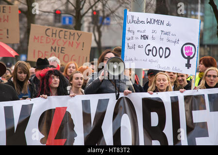 Wroclaw, Polen. 8. März 2017. Womens protestieren "Strajk Kobiet" auf Womans Day gegen die polnische Regierung PIS, am 08,03,2017 in Breslau, Polen Credit: Tomasz Trybus/Alamy Live News Stockfoto