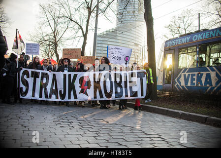 Wroclaw, Polen. 8. März 2017. Womens protestieren "Strajk Kobiet" auf Womans Day gegen die polnische Regierung PIS, am 08,03,2017 in Breslau, Polen Credit: Tomasz Trybus/Alamy Live News Stockfoto