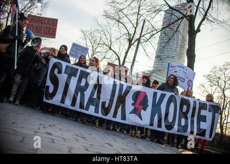 Wroclaw, Polen. 8. März 2017. Womens protestieren "Strajk Kobiet" auf Womans Day gegen die polnische Regierung PIS, am 08,03,2017 in Breslau, Polen Credit: Tomasz Trybus/Alamy Live News Stockfoto